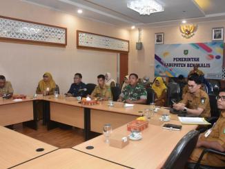 Pejabat Pemerintah Kabupaten Bengkalis mengikuti rapat koordinasi pengendalian inflasi nasional secara virtual di ruang rapat resmi pemerintah daerah.