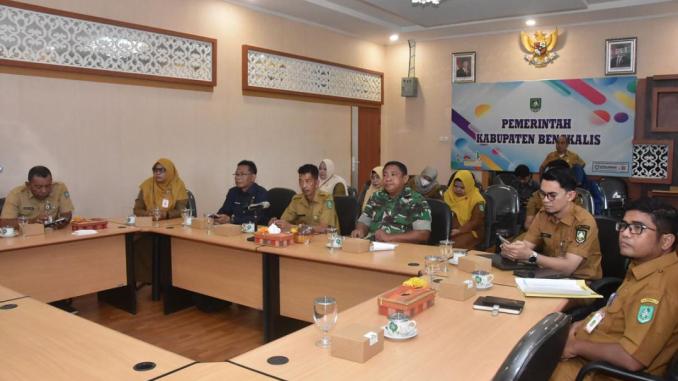 Pejabat Pemerintah Kabupaten Bengkalis mengikuti rapat koordinasi pengendalian inflasi nasional secara virtual di ruang rapat resmi pemerintah daerah.
