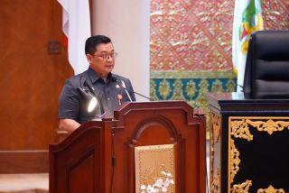 Sekda Riau Syahrial Abdi mewakili Gubernur dalam rapat paripurna DPRD Riau membahas ranperda keterbukaan informasi publik, Senin (6/10/2025).