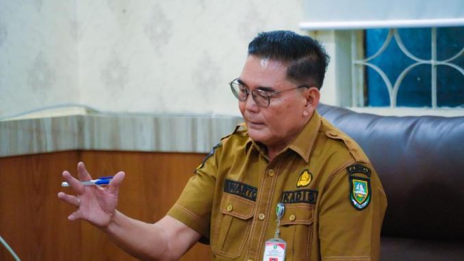 suwartodiskominfotik Kepala Diskominfotik Bengkalis, Suwarto, menjelaskan program promosi digital gratis untuk pelaku UMKM di ruang kerjanya.