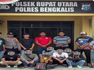 Petugas Polsek Rupat Utara memeriksa rumah penampungan calon PMI ilegal di Desa Sungai Cingam, Bengkalis.