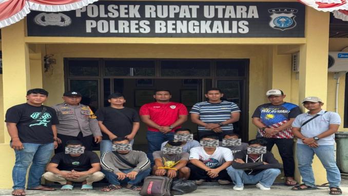 Petugas Polsek Rupat Utara memeriksa rumah penampungan calon PMI ilegal di Desa Sungai Cingam, Bengkalis.