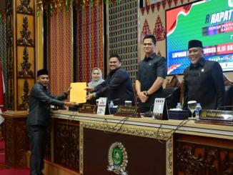 Anggota DPRD Bengkalis mengikuti rapat paripurna pengesahan tiga peraturan daerah di ruang sidang utama.