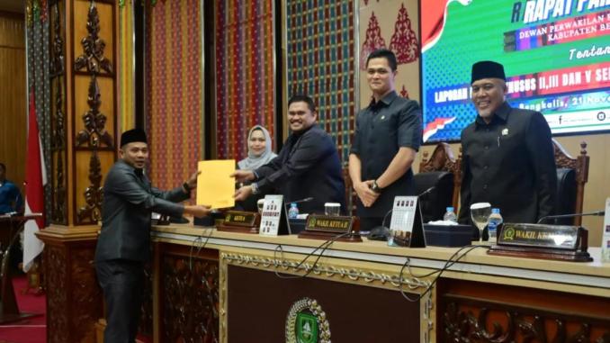Anggota DPRD Bengkalis mengikuti rapat paripurna pengesahan tiga peraturan daerah di ruang sidang utama.