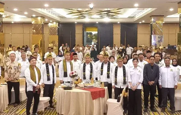 Peserta Rapimprov KADIN Riau 2025 sedang berdiskusi di Hotel Greed Elit, Pekanbaru.