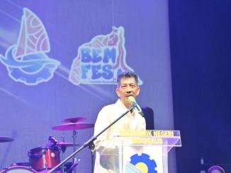 Johansyah Syafri memberikan sambutan pada malam penutupan BEM Festival Cakrawala Nusantara 2025 di Politeknik Negeri Bengkalis.