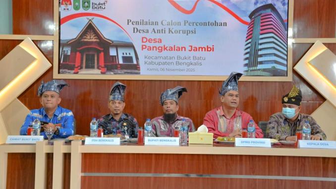 Asisten I Pemkab Bengkalis, Andris Warsono, memberikan sambutan dalam pembukaan penilaian Desa Antikorupsi Provinsi Riau di Desa Pangkalan Jambi.