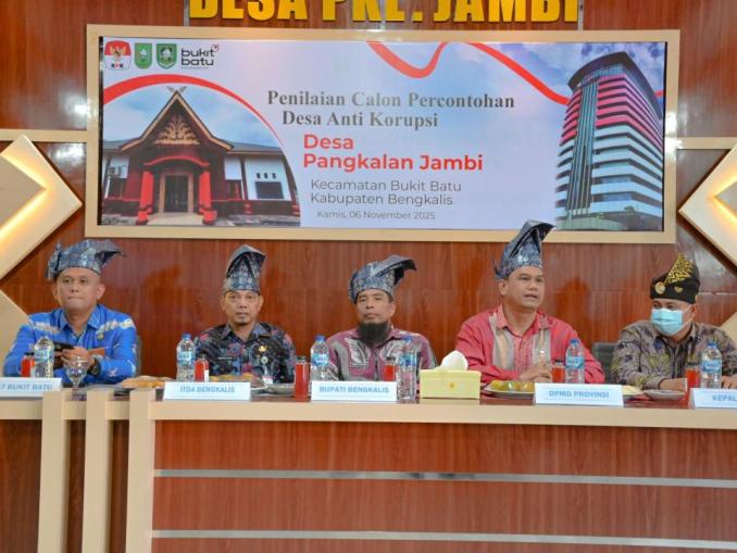 Asisten I Pemkab Bengkalis, Andris Warsono, memberikan sambutan dalam pembukaan penilaian Desa Antikorupsi Provinsi Riau di Desa Pangkalan Jambi.