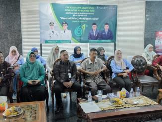 Plt. Kepala Dinas Kesehatan Bengkalis Ermanto duduk berdampingan dengan Staf Ahli Bupati Bidang Kemasyarakatan dan SDM Johansyah Syafri saat mengikuti kegiatan peringatan Hari Kesehatan Nasional ke-61 di Bengkalis.