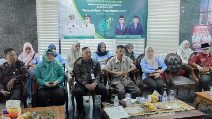 Plt. Kepala Dinas Kesehatan Bengkalis Ermanto duduk berdampingan dengan Staf Ahli Bupati Bidang Kemasyarakatan dan SDM Johansyah Syafri saat mengikuti kegiatan peringatan Hari Kesehatan Nasional ke-61 di Bengkalis.