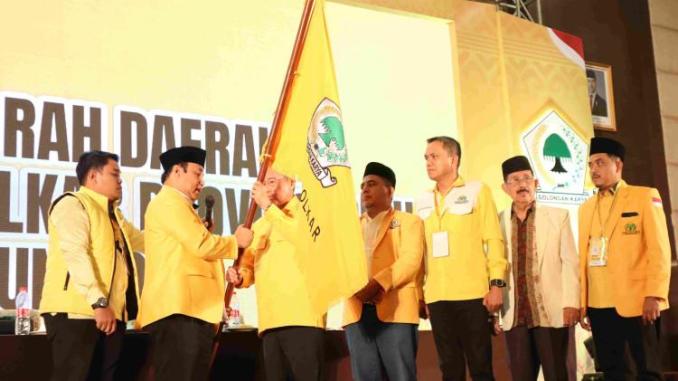 Yulisman menerima bendera Partai Golkar dari perwakilan DPP dalam Musda XI Golkar Riau di Pekanbaru, Sabtu, 8 November 2025.