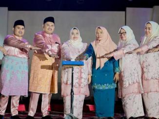 Sejumlah pejabat Pemerintah Kabupaten Bengkalis berbusana adat Melayu berdiri di atas panggung bersama Bupati Bengkalis saat pembukaan MTQ ke-VII Kecamatan Bathin Solapan.