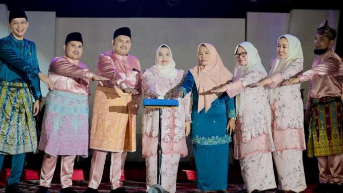 Sejumlah pejabat Pemerintah Kabupaten Bengkalis berbusana adat Melayu berdiri di atas panggung bersama Bupati Bengkalis saat pembukaan MTQ ke-VII Kecamatan Bathin Solapan.