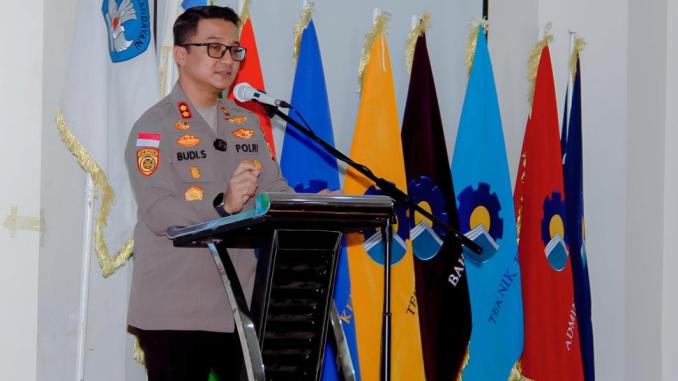 Kapolres Bengkalis AKBP Budi Setiawan menyampaikan materi Green Policing di hadapan mahasiswa Politeknik Negeri Bengkalis.