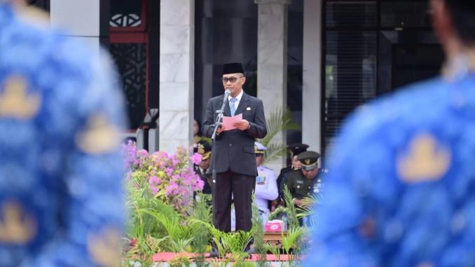 Wakil Bupati Bagus Santoso berdiri tegak memimpin upacara Hari Pahlawan 2025 di halaman Kantor Bupati.