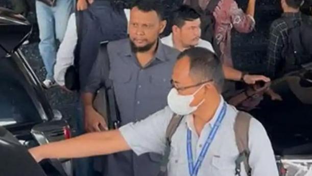 Komisi Pemberantasan Korupsi (KPK) saat penggeledahan di Kantor Gubernur Riau.