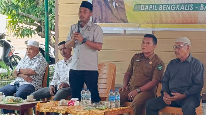 Fakhtiar Qadri berdialog dengan warga.