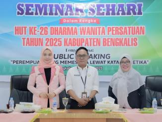 Ketua DWP Ira Vandriyani bersama Sekda dr. Ersan Saputra dan MC senior Lofina dalam seminar public speaking perempuan di Gedung Daerah.