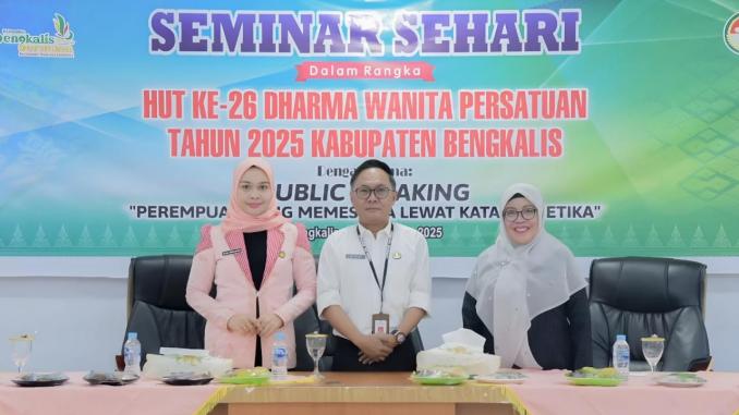 Ketua DWP Ira Vandriyani bersama Sekda dr. Ersan Saputra dan MC senior Lofina dalam seminar public speaking perempuan di Gedung Daerah.