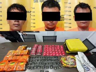 Tiga tersangka kurir jaringan Selat Malaka dan barang bukti sabu hampir 10 kilogram, cannabis flower, serta ribuan pil Happy Five yang diamankan Satresnarkoba Polres Bengkalis.