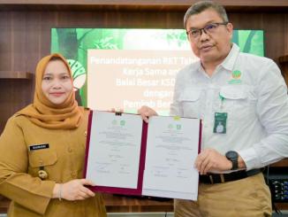 Bupati Bengkalis Kasmarni dan Kepala BBKSDA Riau Supartono menunjukkan dokumen RKT 2025 yang telah ditandatangani.