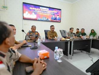 Pejabat dan relawan mengikuti rapat koordinasi kesiapsiagaan bencana hidrometeorologi di Aula BPBD Bengkalis.