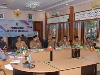 Staf Ahli Bupati Bengkalis Johansyah Syafri memimpin rapat pembahasan peningkatan status UPT Penyeberangan Roro Bengkalis–Pakning.