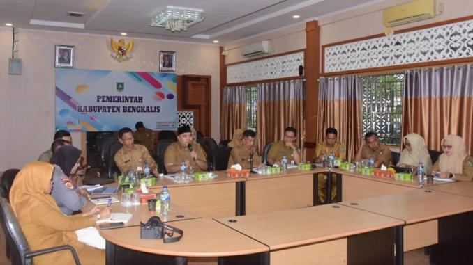 Staf Ahli Bupati Bengkalis Johansyah Syafri memimpin rapat pembahasan peningkatan status UPT Penyeberangan Roro Bengkalis–Pakning.