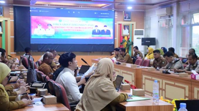 Peserta FGD duduk di ruang rapat besar sambil mengikuti paparan mengenai penyusunan RPPLH yang ditampilkan di layar proyektor.