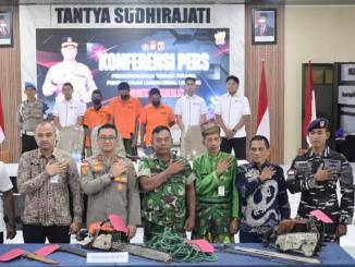 Kapolres Bengkalis paparkan penindakan pembalakan liar di Hutan Dusun Air Raja, Jumat, 12 Desember 2025.