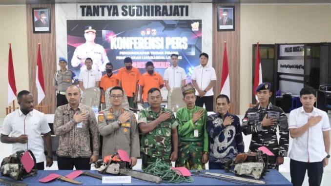 Kapolres Bengkalis paparkan penindakan pembalakan liar di Hutan Dusun Air Raja, Jumat, 12 Desember 2025.