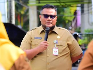 Pegawai Diskominfotik Bengkalis menandatangani pakta integritas di halaman kantor.