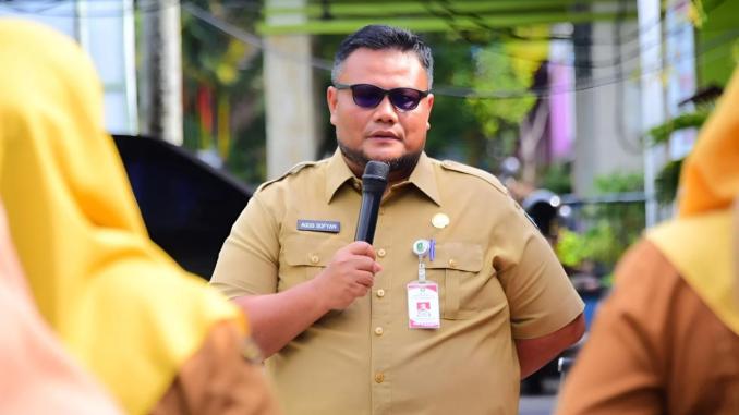 Pegawai Diskominfotik Bengkalis menandatangani pakta integritas di halaman kantor.