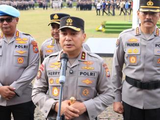 Kapolda Riau Irjen Pol Herry Heryawan memimpin upacara PTDH di Mapolda Riau.