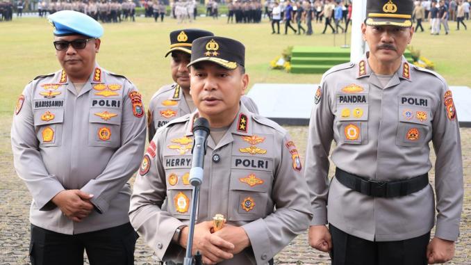 Kapolda Riau Irjen Pol Herry Heryawan memimpin upacara PTDH di Mapolda Riau.