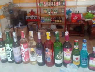 Botol minuman beralkohol terlihat terpajang di dalam Warung Hollywood, Bengkalis.