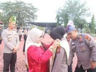 Personel Polres Bengkalis memakai tanjak dan selempang dalam apel peluncuran.