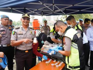 Personel Polda Riau mengikuti tes urine mendadak di lapangan apel.
