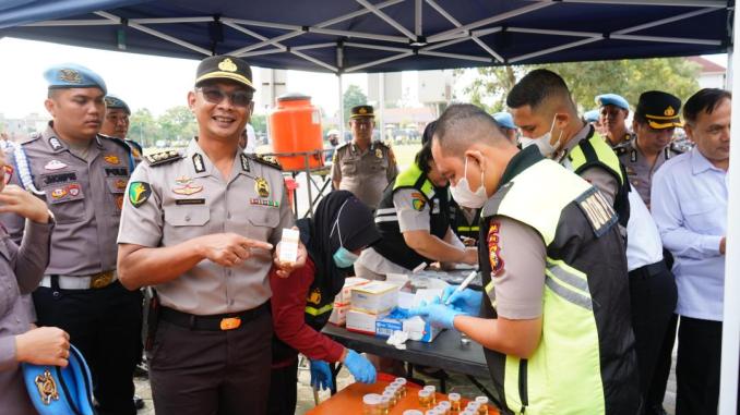 Personel Polda Riau mengikuti tes urine mendadak di lapangan apel.
