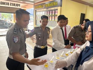 Pemeriksaan urine mendadak terhadap seluruh personel Polres Bengkalis di lapangan apel Mapolres.