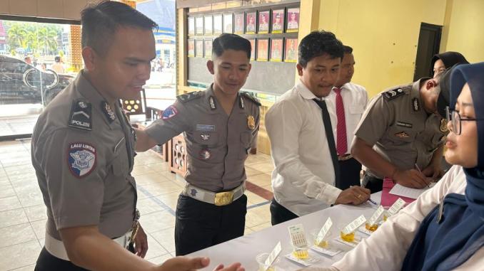 Pemeriksaan urine mendadak terhadap seluruh personel Polres Bengkalis di lapangan apel Mapolres.