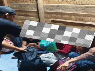 Polisi memeriksa terduga pelaku dan calon PMI ilegal di rumah penampungan di Jalan Intan Baiduri, Bengkalis.