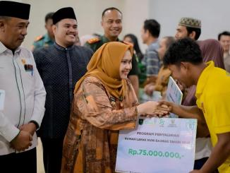 Bupati Bengkalis Kasmarni menyerahkan bantuan program rumah layak huni kepada warga saat Safari Ramadan di Kecamatan Pinggir.