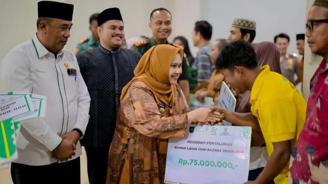 Bupati Bengkalis Kasmarni menyerahkan bantuan program rumah layak huni kepada warga saat Safari Ramadan di Kecamatan Pinggir.