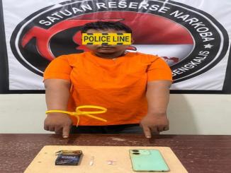 Barang bukti sabu dan telepon genggam yang disita polisi dalam penangkapan tersangka narkoba di Mandau Bengkalis.