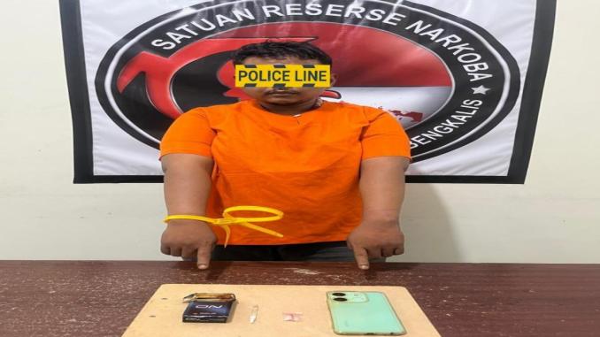 Barang bukti sabu dan telepon genggam yang disita polisi dalam penangkapan tersangka narkoba di Mandau Bengkalis.