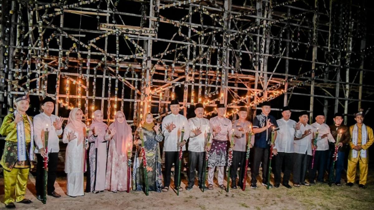 Bupati Bengkalis membuka Festival Lampu Colok 2026 di Dusun Kampung Parit.