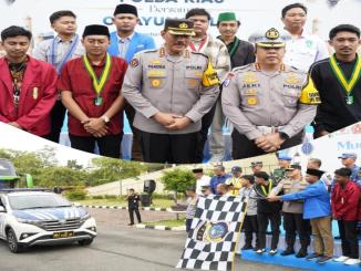 Petugas melepas keberangkatan bus mudik gratis tujuan Sumatera Barat dan Sumatera Utara di Mapolda Riau.