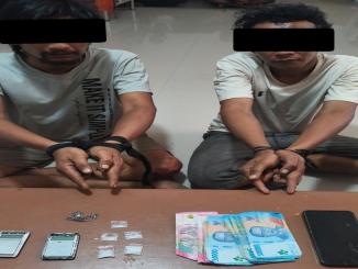 Polisi menunjukkan barang bukti sabu hasil penangkapan di Mandau