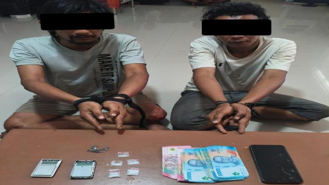 Polisi menunjukkan barang bukti sabu hasil penangkapan di Mandau